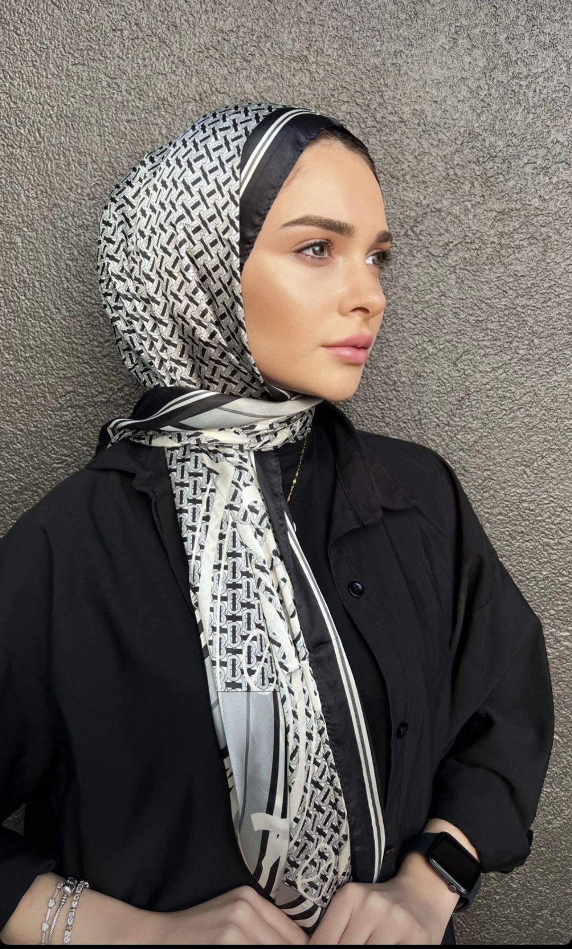 BURBERRY VUAL İPEK ŞAL YAZILI DESEN SİYAH GRİ