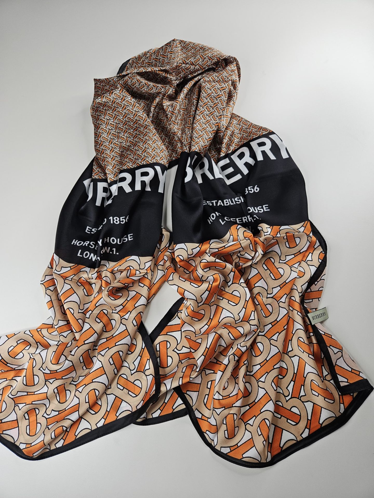 BURBERRY VUAL İPEK ŞAL YAZILI DESEN SİYAH TURUNCU