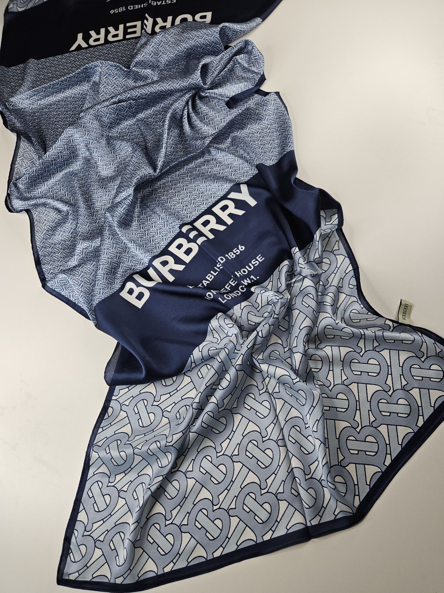 BURBERRY VUAL İPEK ŞAL YAZILI DESEN LACİVERT MAVİ