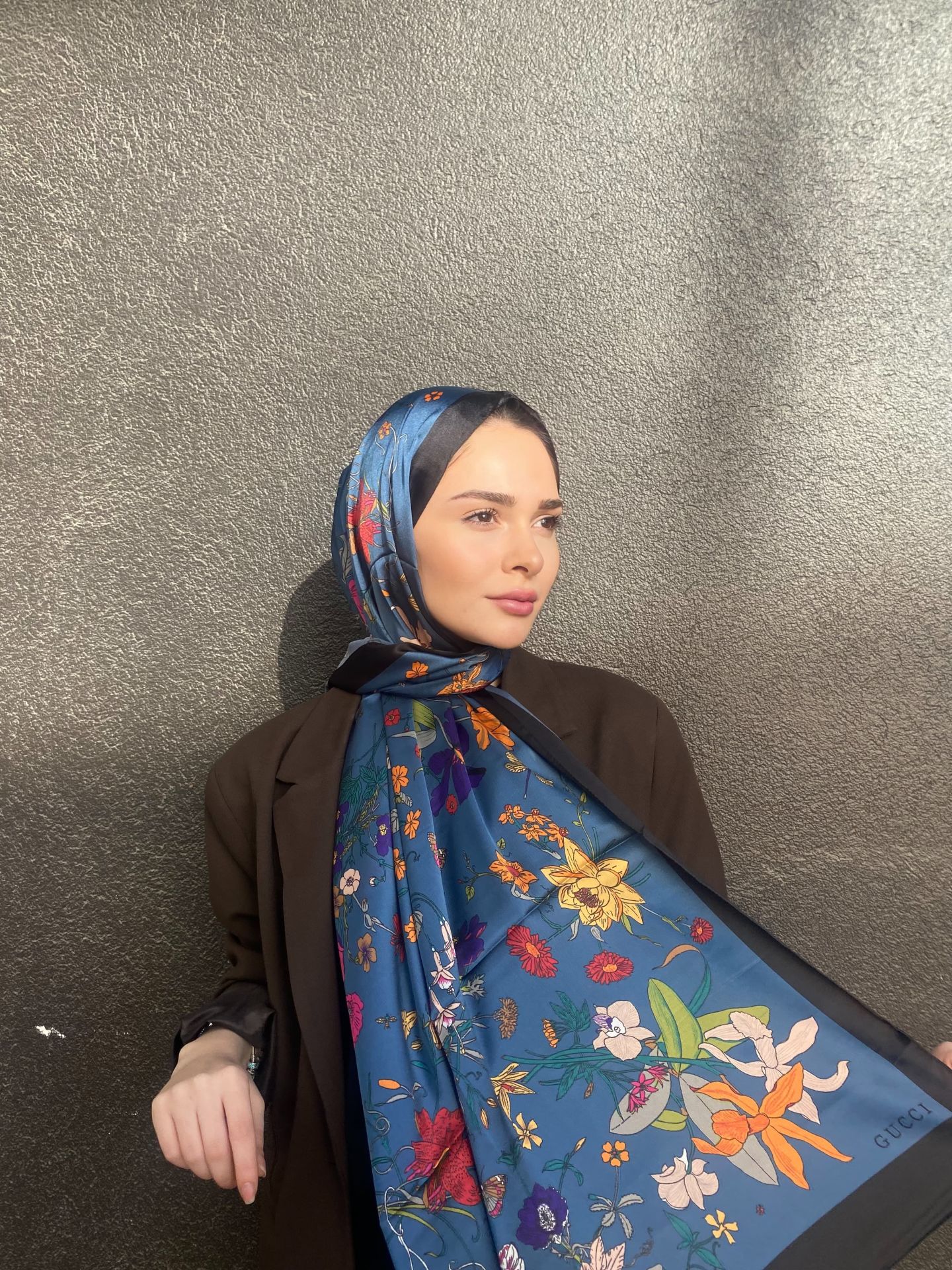 GUCCİ VUAL İPEK ŞAL ÇİÇEK DESENLİ SİYAH İNDİGO MAVİ