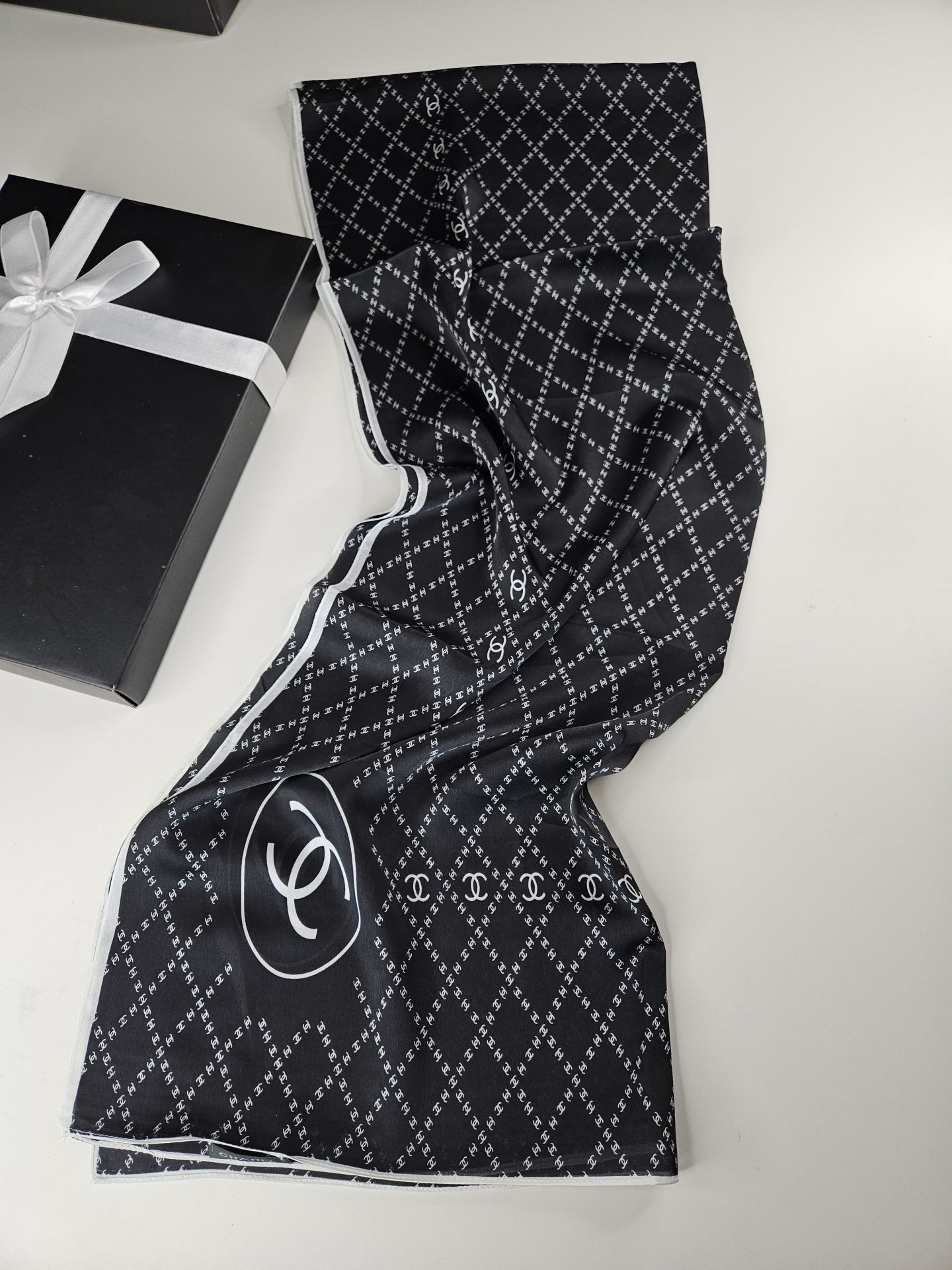 CHANEL KÜÇÜK C DESEN VUAL İPEK ŞAL SİYAH BEYAZ