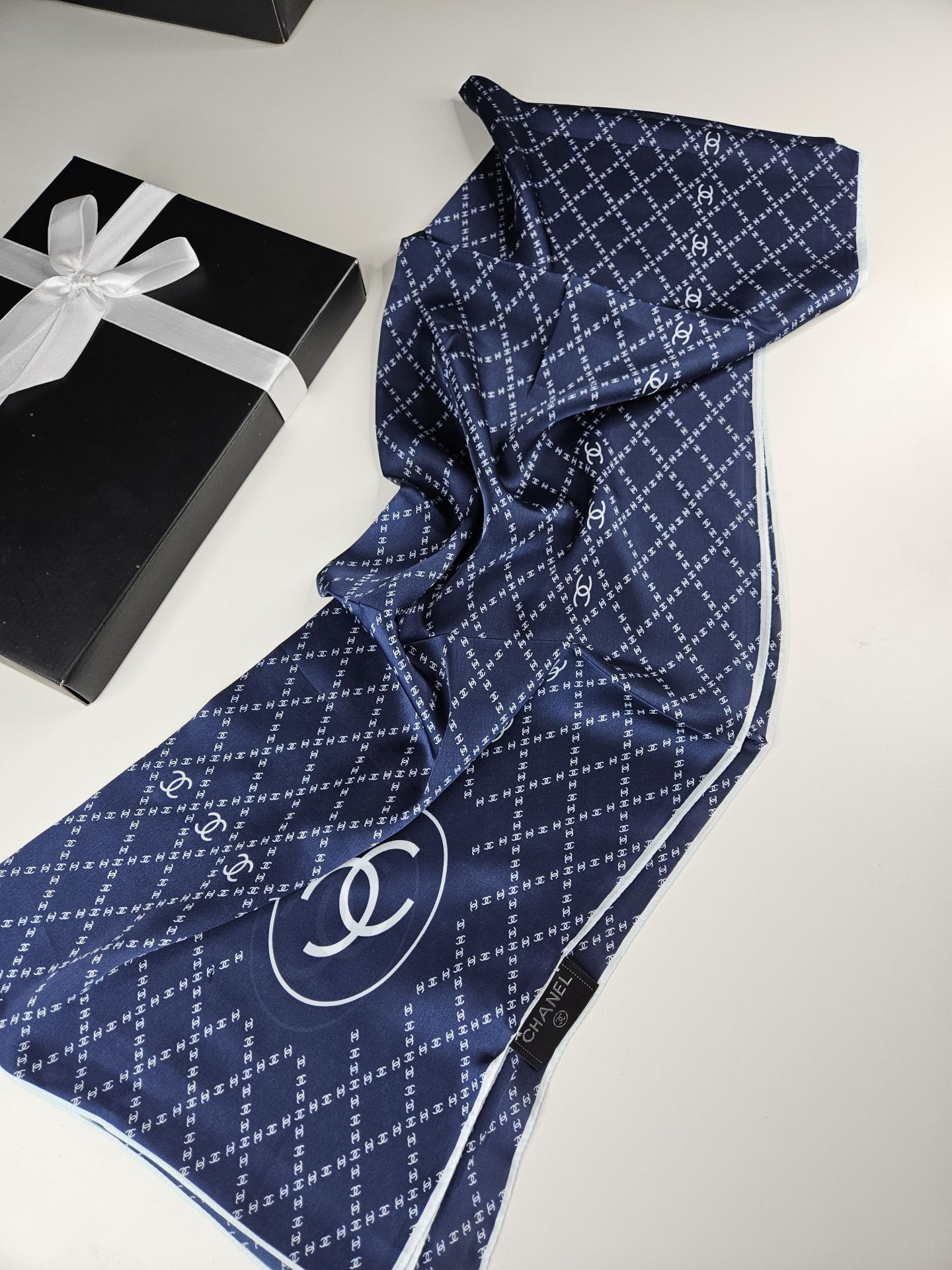 CHANEL KÜÇÜK C DESEN VUAL İPEK ŞAL LACİVERT BEYAZ