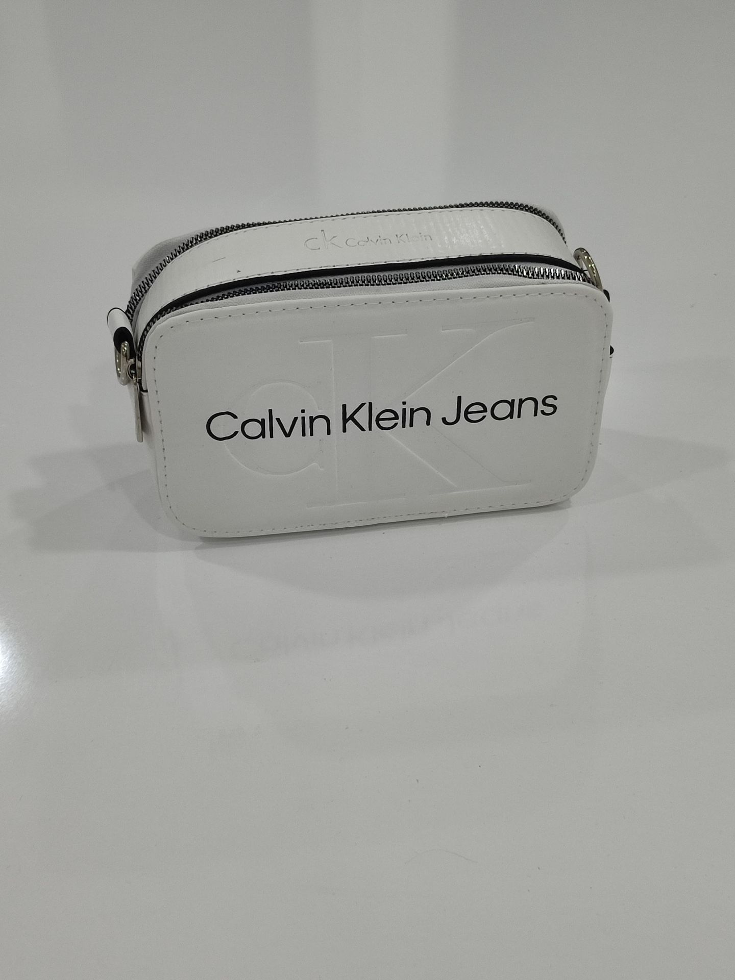 CALVİN KLEİN JEANS KUTU MODEL ÇANTA BEYAZ