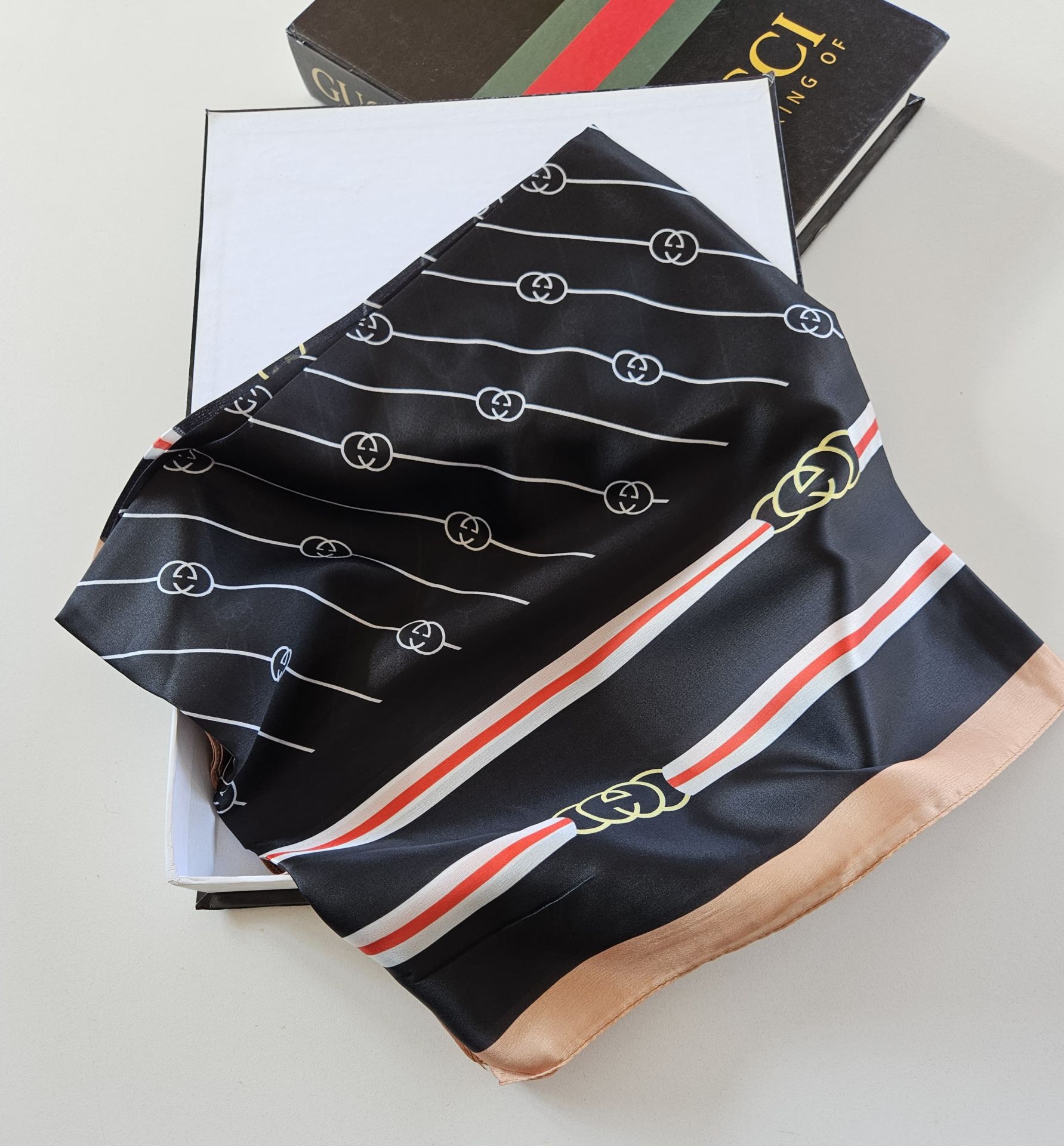 GUCCİ VUAL İPEK ŞAL MONOGRAM SİYAH TURUNCU