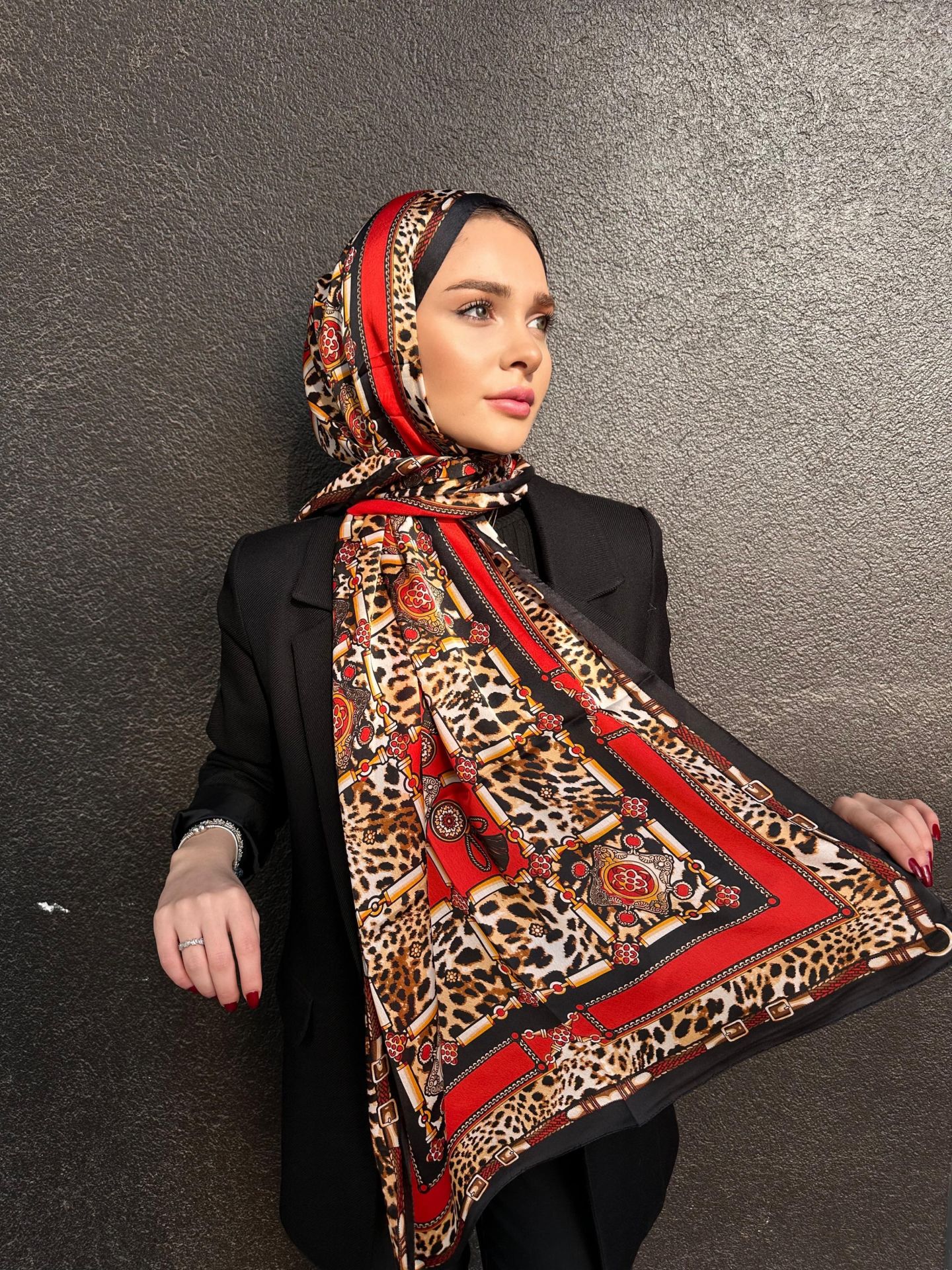 HERMES VUAL İPEK ŞAL LEOPAR DESENLİ KIRMIZI SİYAH