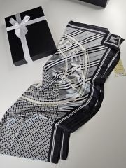 BURBERRY  VUAL İPEK ŞAL YAZILI DESEN SİYAH GRİ