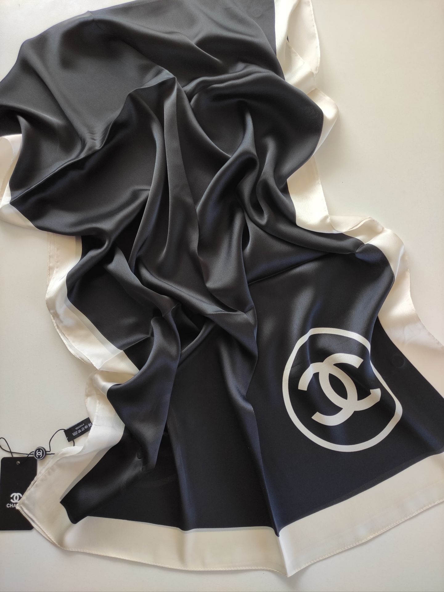 CHANEL C DESEN VUAL İPEK ŞAL  ORTASI BOŞ SİYAH BEYAZ