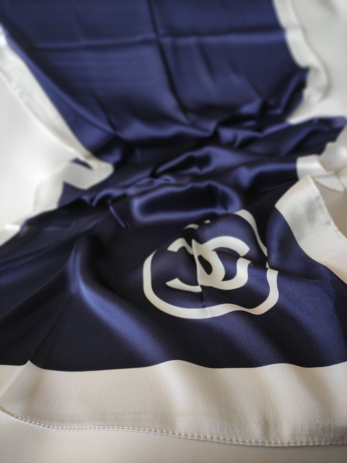 C DESEN VUAL İPEK ŞAL  ORTASI BOŞ LACİVERT BEYAZ