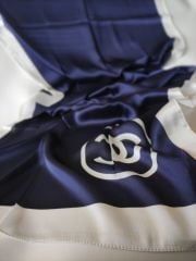 CHANEL C DESEN VUAL İPEK ŞAL  ORTASI BOŞ LACİVERT BEYAZ