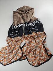 BURBERRY  VUAL İPEK ŞAL YAZILI DESEN SİYAH TURUNCU