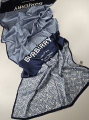 BURBERRY  VUAL İPEK ŞAL YAZILI DESEN LACİVERT MAVİ