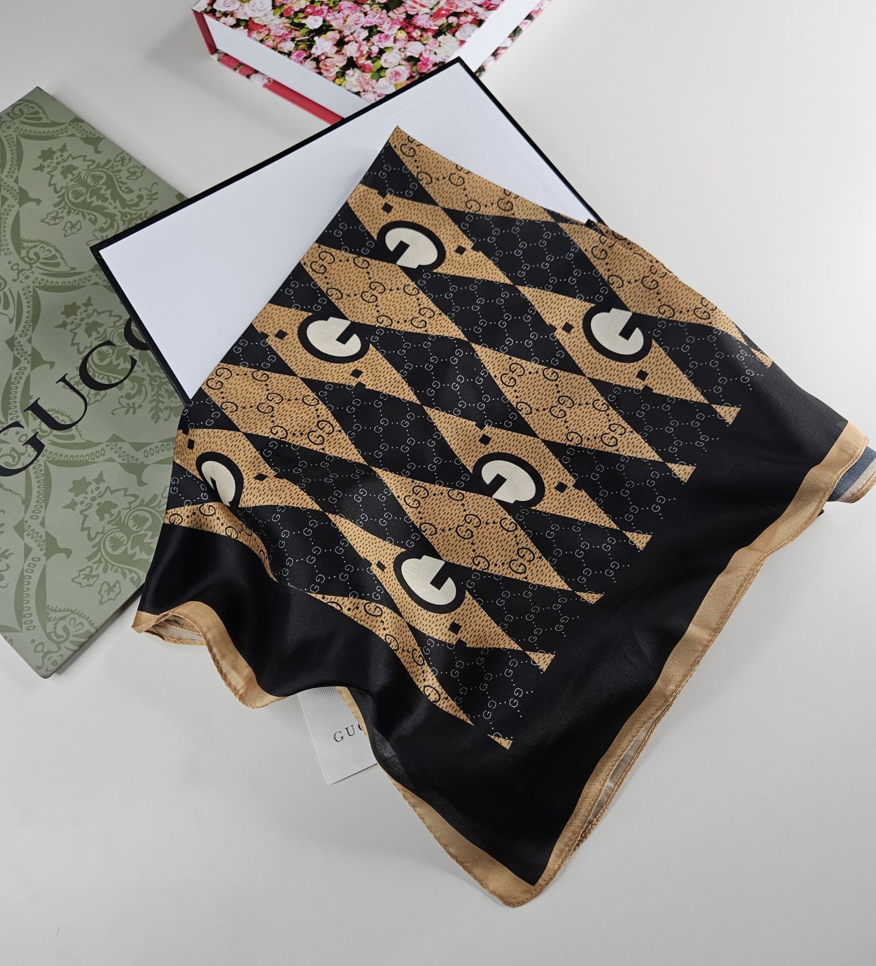 GUCCİ VUAL İPEK ŞAL PİRAMİT DESEN G BASKILI SİYAH SARI