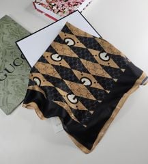 GUCCİ VUAL İPEK ŞAL PİRAMİT DESEN G BASKILI SİYAH SARI