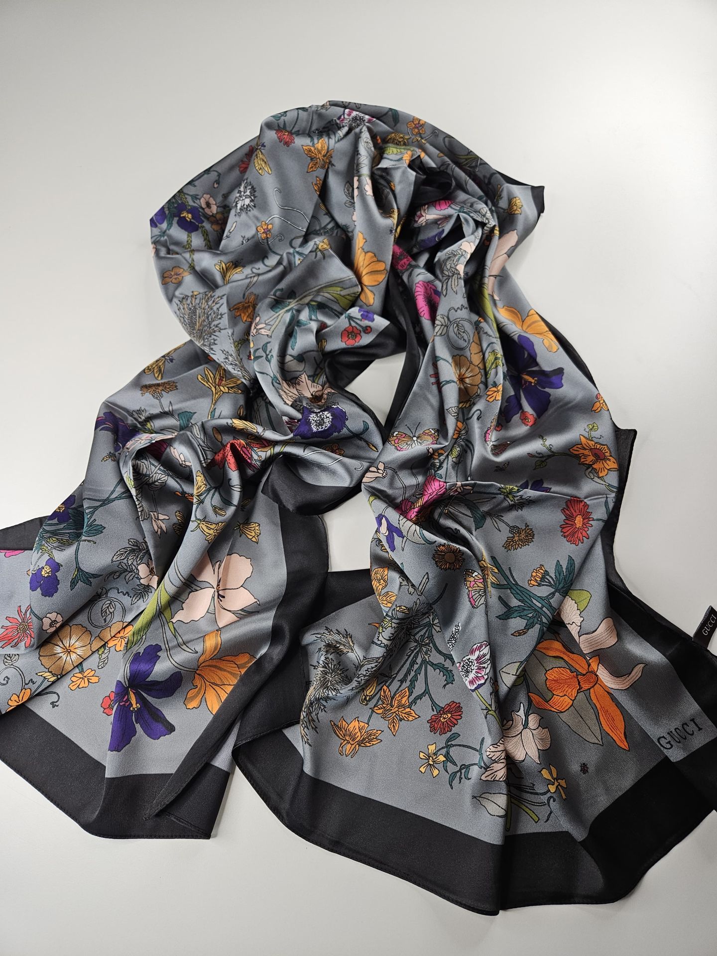 GUCCİ VUAL İPEK ŞAL ÇİÇEK DESENLİ SİYAH GRİ