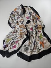 GUCCİ VUAL İPEK ŞAL ÇİÇEK DESENLİ SİYAH KREM
