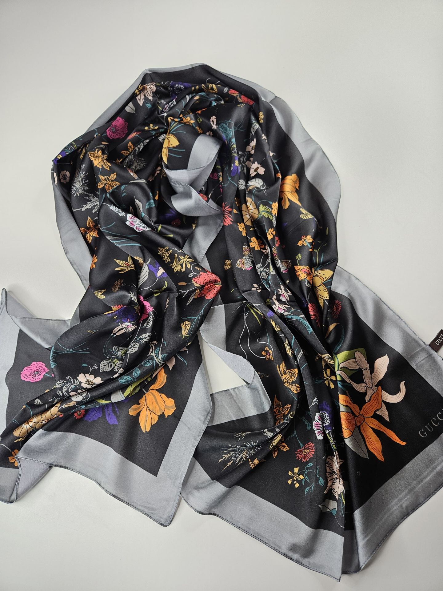 GUCCİ VUAL İPEK ŞAL PAPATYA DESENLİ GRİ SİYAH