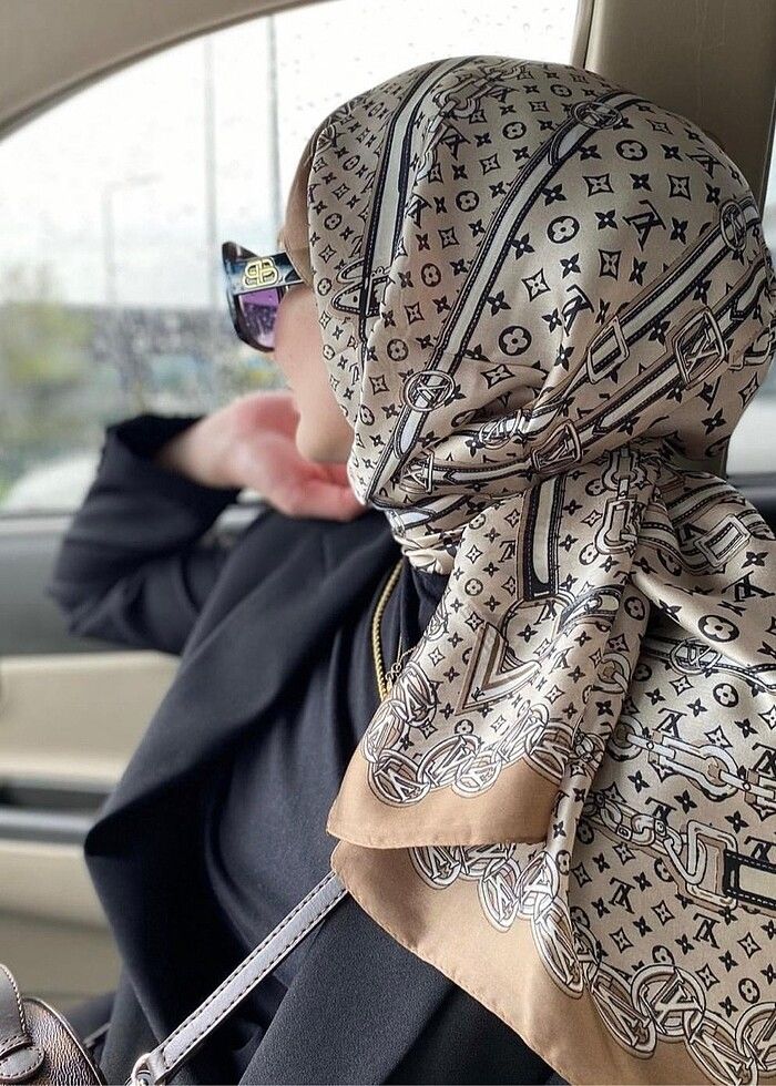LV KEMER MODEL VUAL İPEK ŞAL VİZON KREM