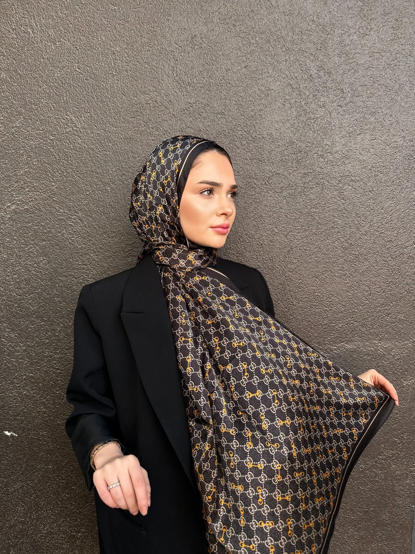 GUCCİ VUAL İPEK ŞAL G DESEN SİYAH GOLD