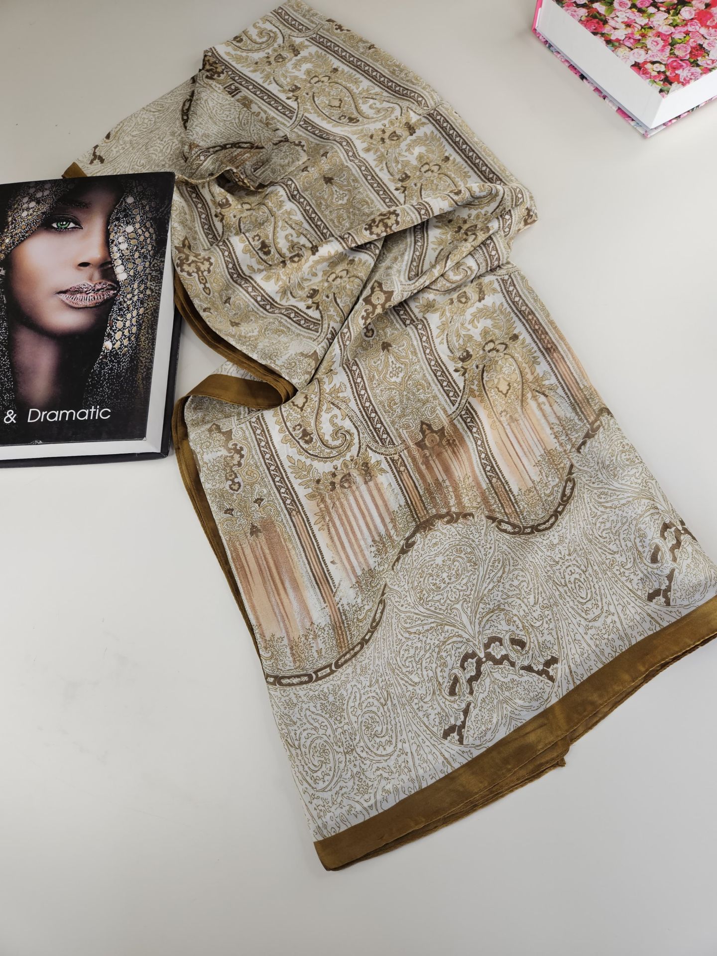 DİOREL VUAL İPEK ŞAL HİNT  DESENLİ  GOLD SARI