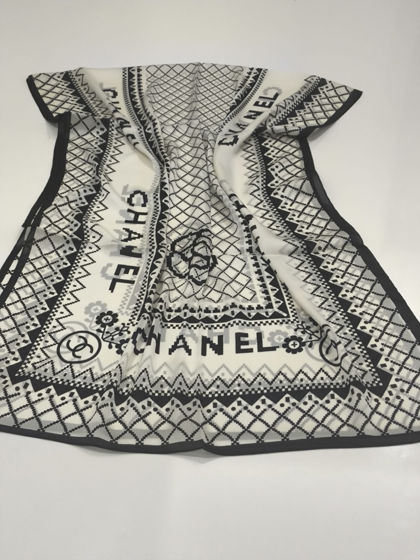 PAPATYA DESEN VUAL İPEK ŞAL SİYAH BEYAZ