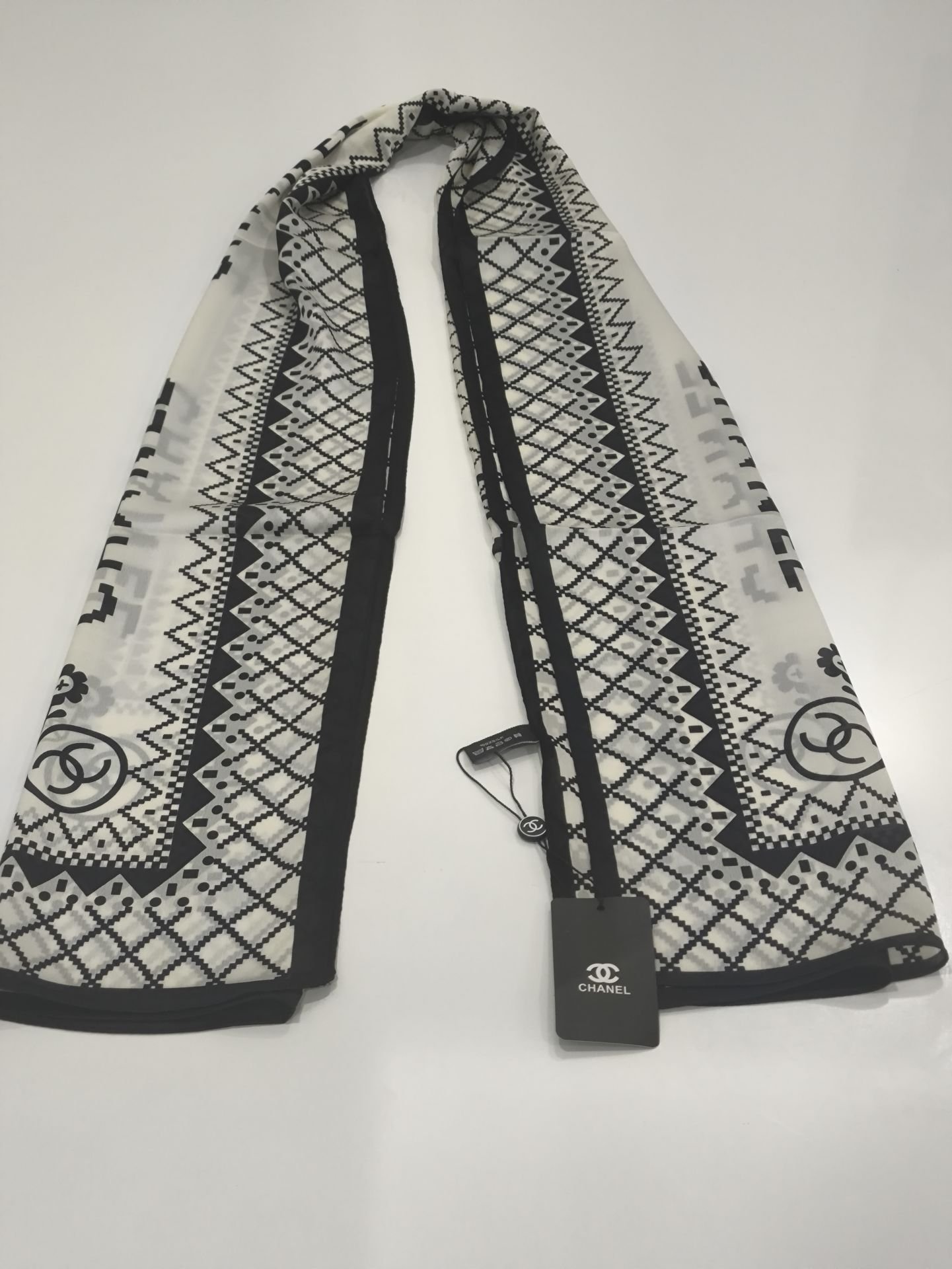 CHANEL PAPATYA DESEN VUAL İPEK ŞAL SİYAH BEYAZ