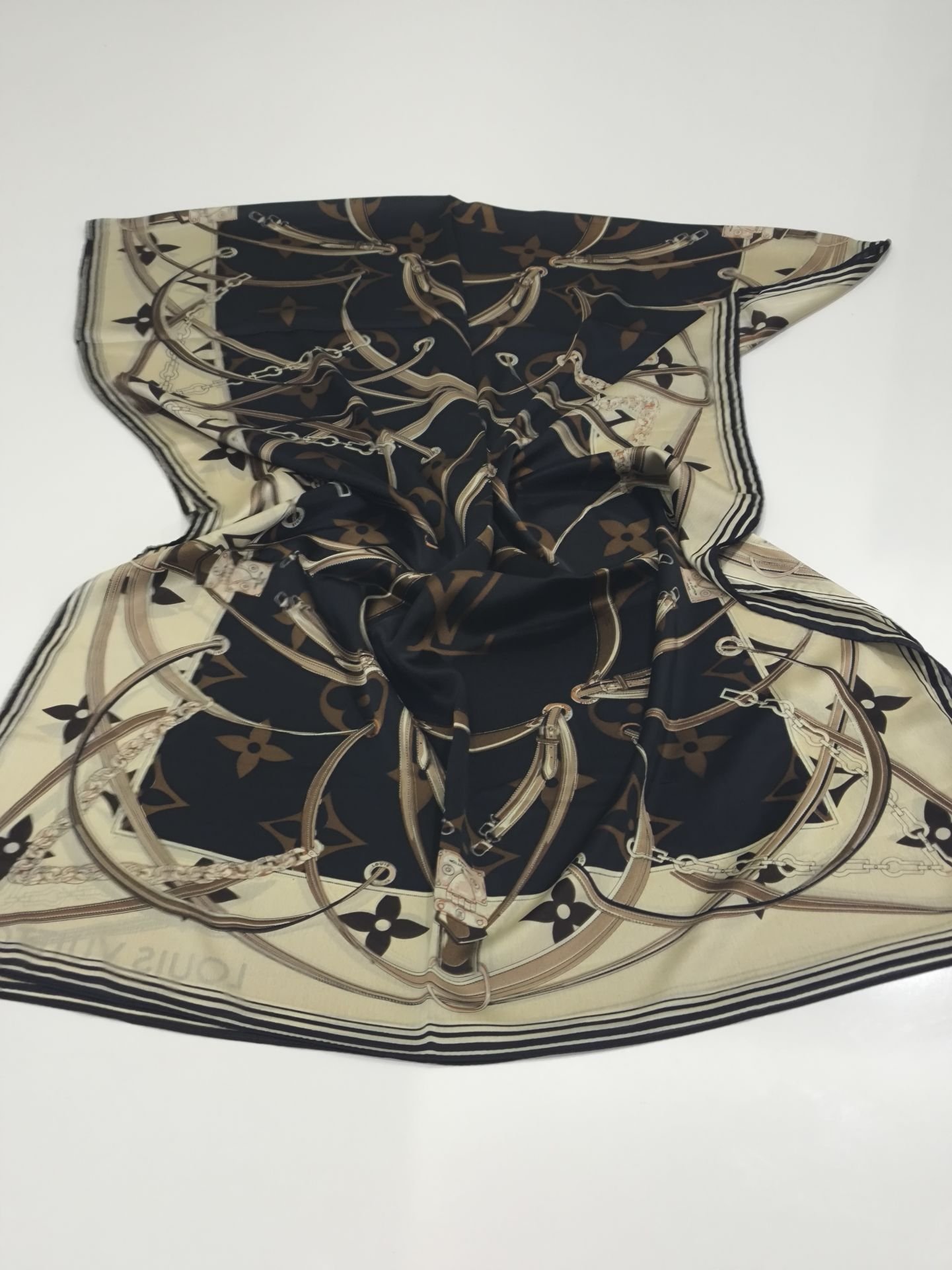 LV KEMER ZİNCİR MODEL VUAL İPEK ŞAL KREM SİYAH KAHVE