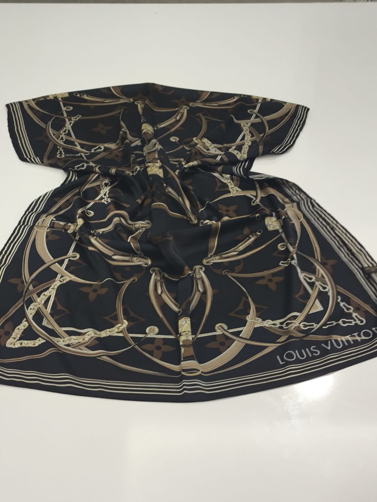 LV KEMER ZİNCİR MODEL VUAL İPEK ŞAL  SİYAH KAHVE VİZON