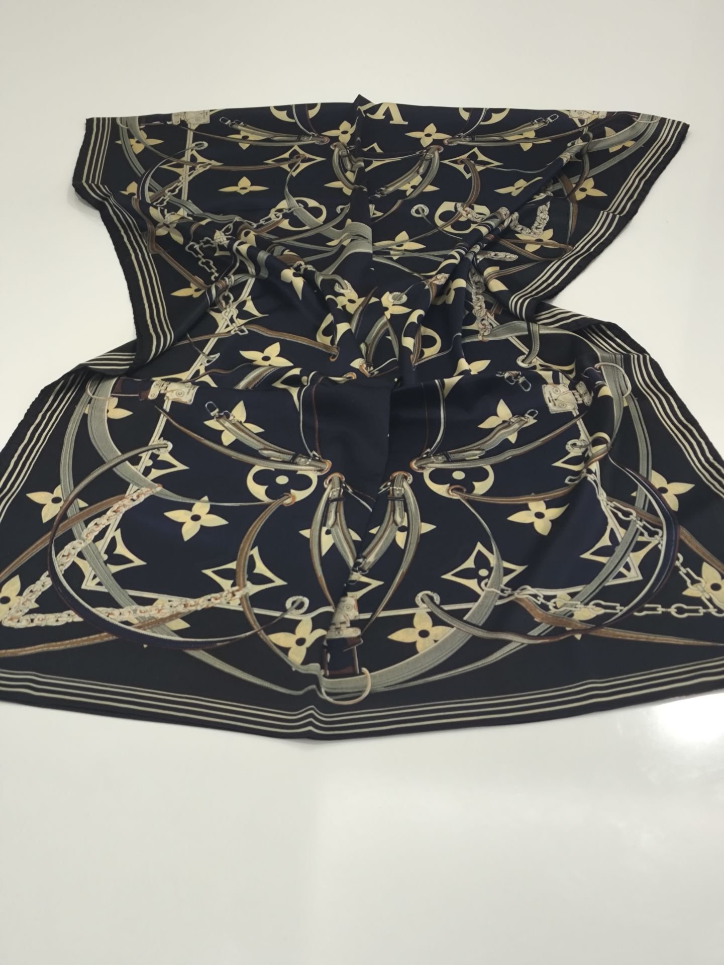 LV KEMER ZİNCİR MODEL VUAL İPEK ŞAL  SİYAH KREM GRİ