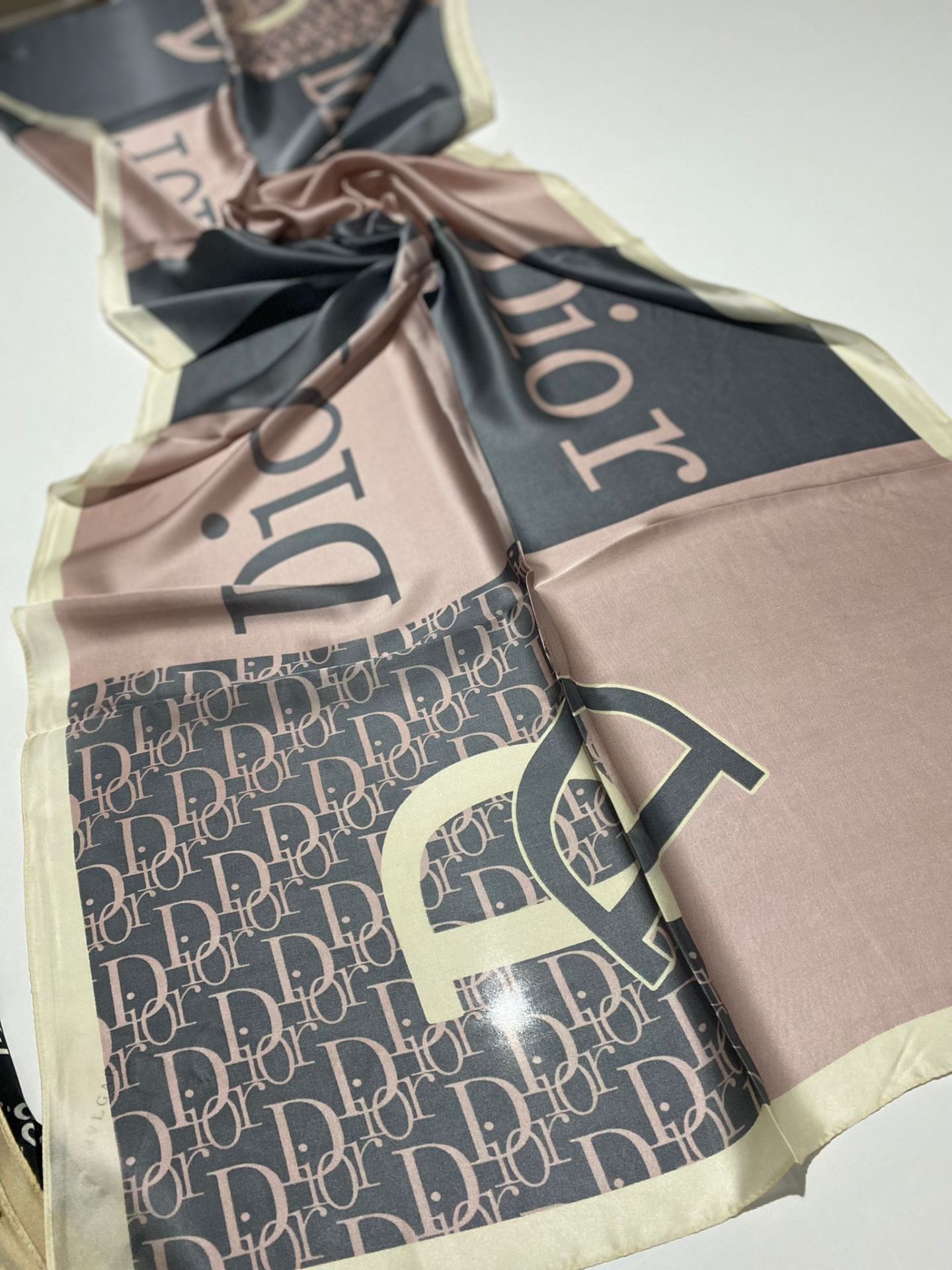 DİOR VUAL İPEK ŞAL KARE MODEL GRİ PUDRA