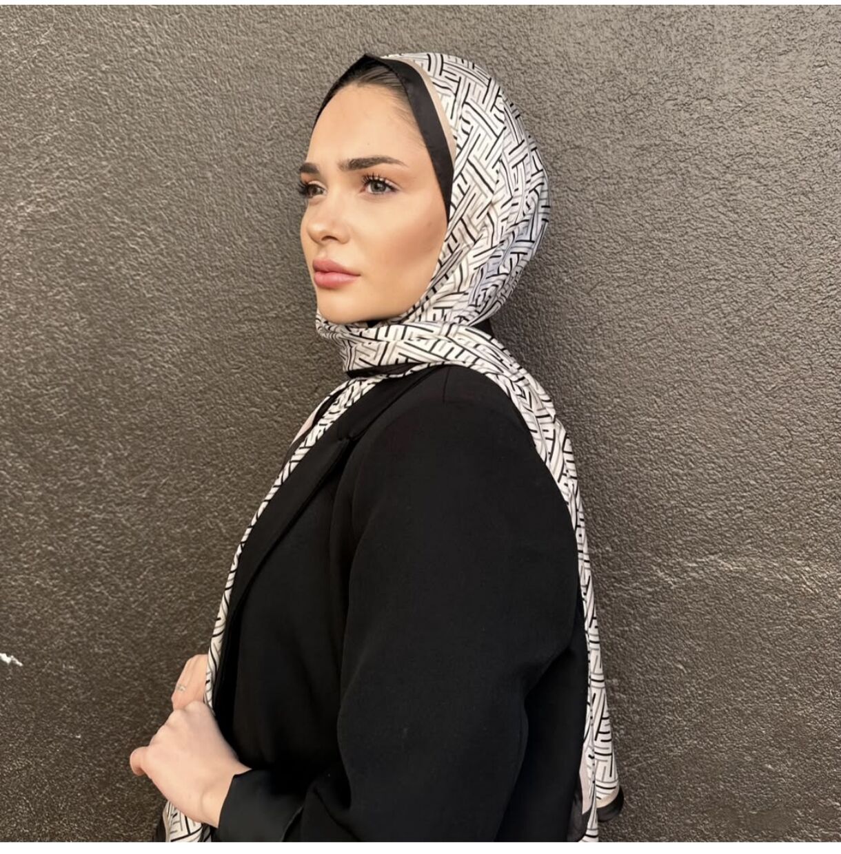 F DESEN  VUAL İPEK ŞAL  SİYAH BEYAZ TAŞ