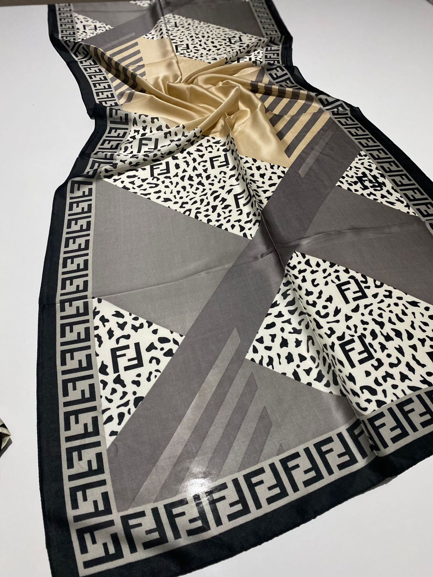 FENDİ VUAL İPEK ŞAL  TAŞ DESEN SİYAH GRİ