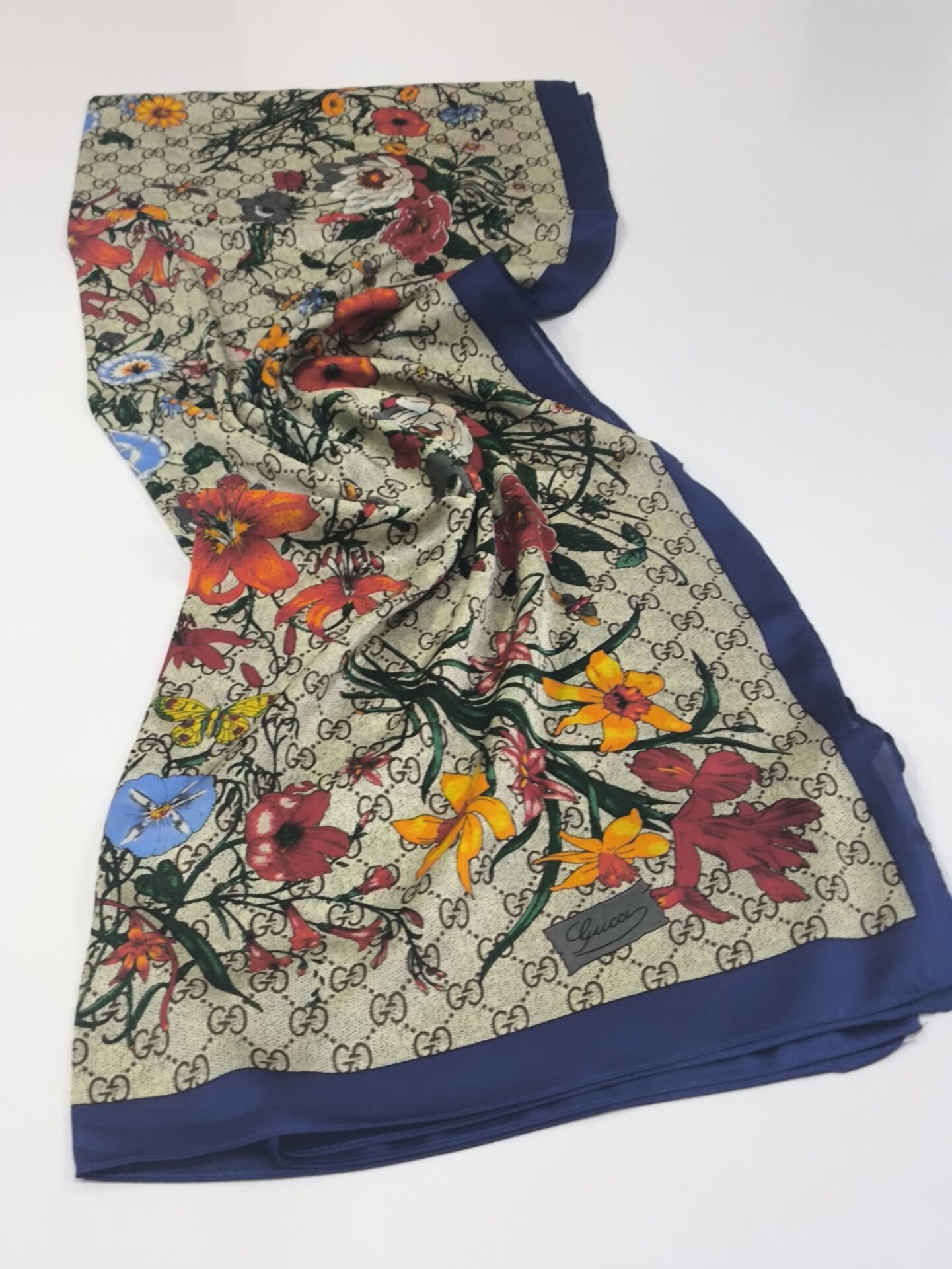 GUCCİ VUAL İPEK ŞAL ÇİÇEKLİ  G BASKILI LACİVERT KREM