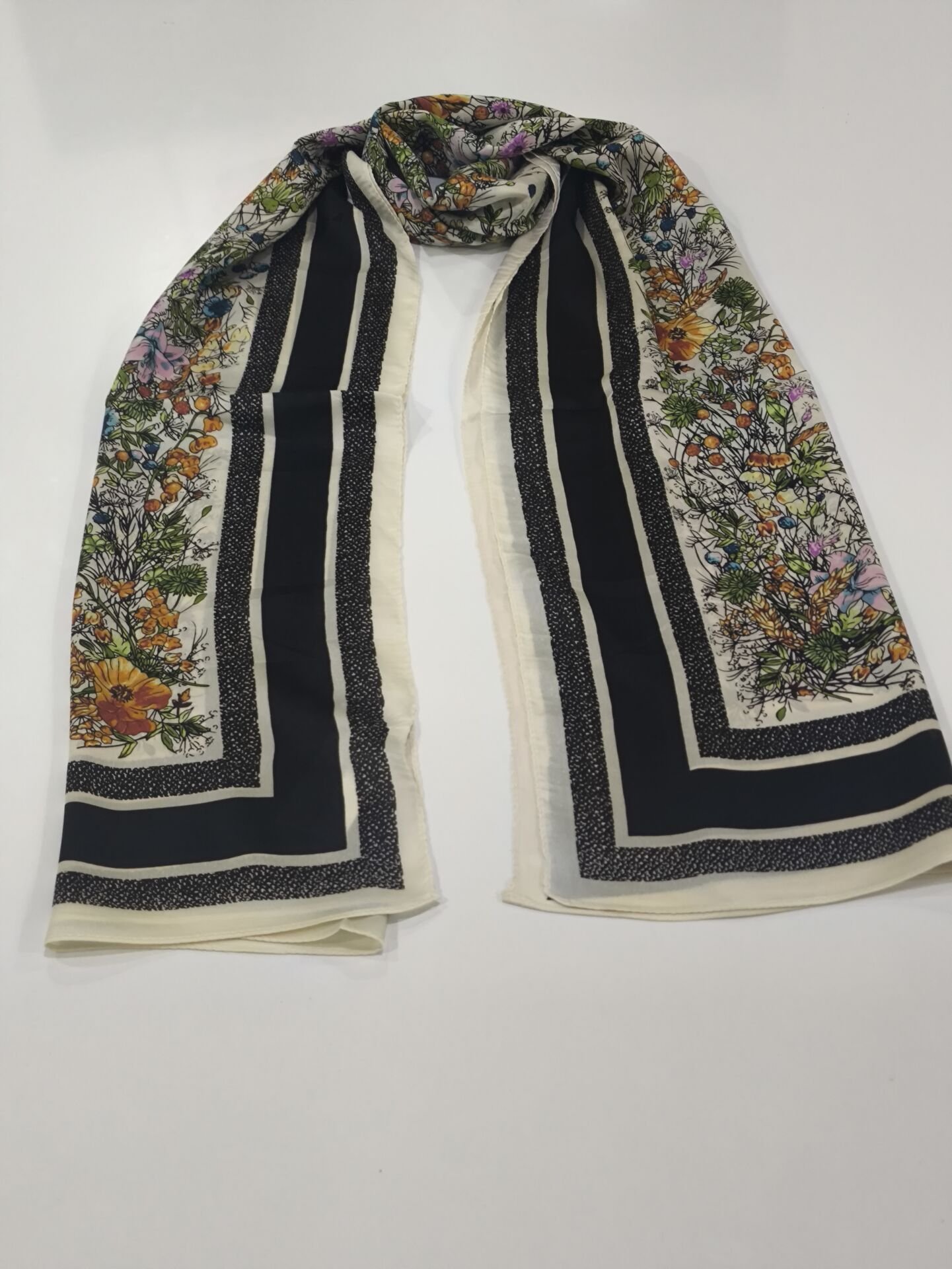 DİOR VUAL İPEK ŞAL ÇİÇEKLİ DESENLİ  BEYAZ SİYAH YEŞİL TURUCU