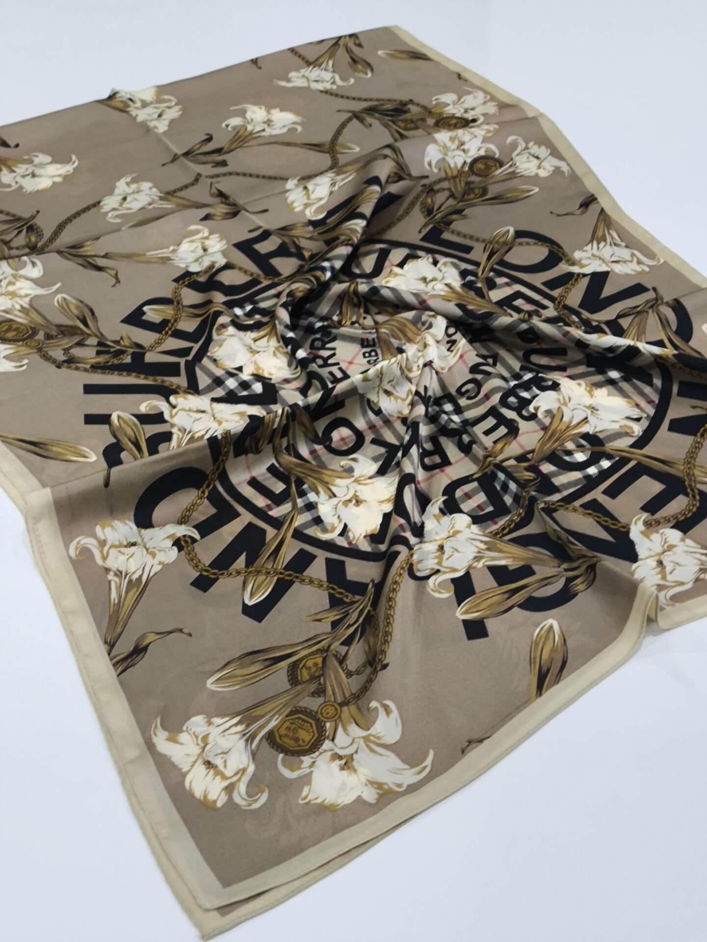 BURBERRY  VUAL İPEK ŞAL ÇİÇEK EKOSE DESEN  VİZON SİYAH