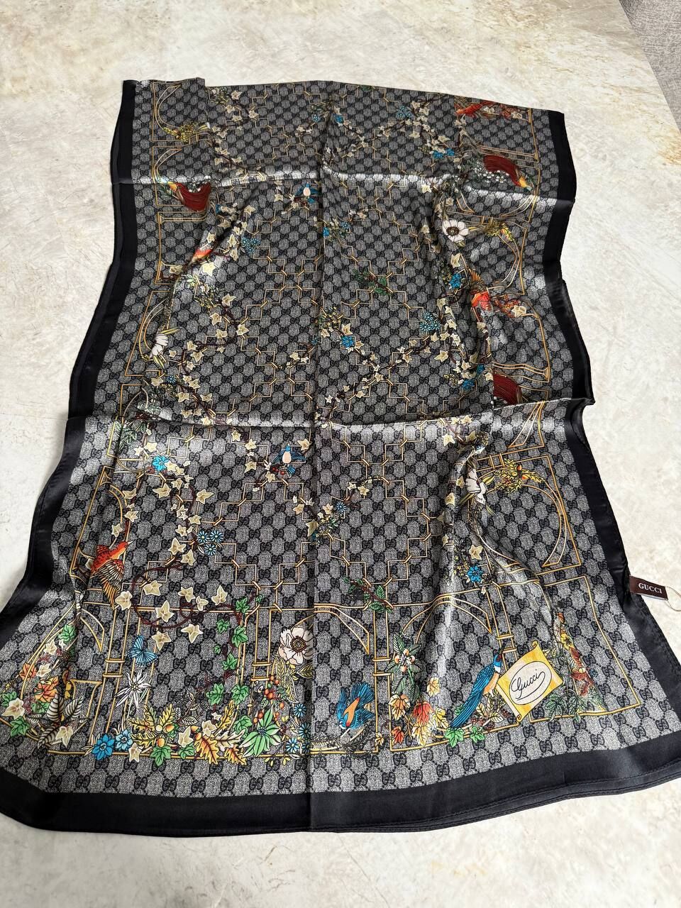 GUCCİ VUAL İPEK ŞAL ÇİÇEKLİ  G BASKILI SİYAH ÇOK RENKLİ