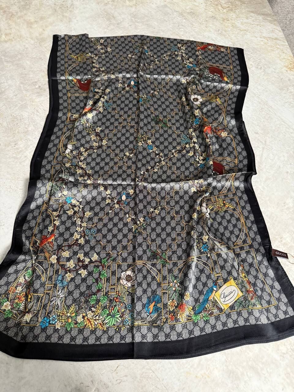 VUAL İPEK ŞAL ÇİÇEKLİ  G BASKILI SİYAH ÇOK RENKLİ