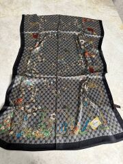 VUAL İPEK ŞAL ÇİÇEKLİ  G BASKILI SİYAH ÇOK RENKLİ