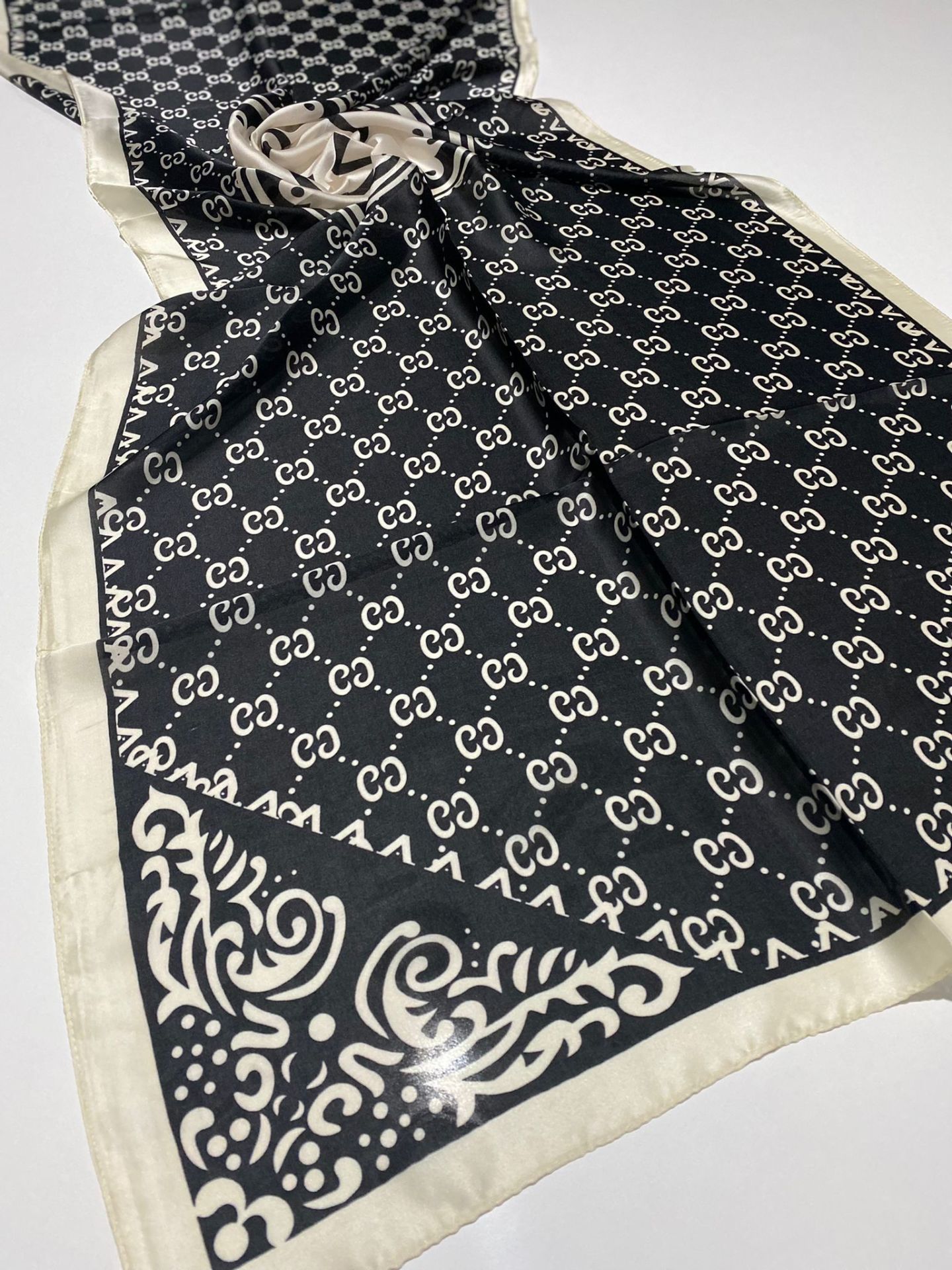 GUCCİ  VUAL İPEK ŞAL ORTADAN ABLEMLİ  KREM SİYAH