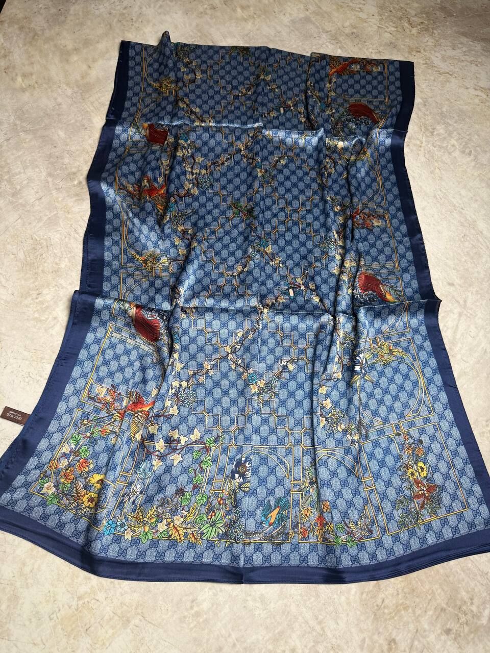 GUCCİ VUAL İPEK ŞAL ÇİÇEKLİ  G BASKILI LACİVERT MAVİ