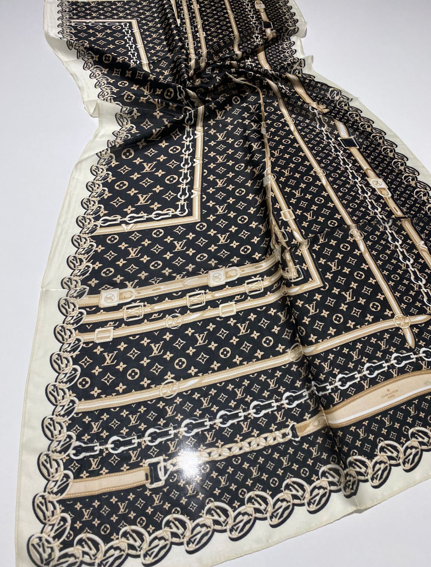 LV KEMER MODEL VUAL İPEK ŞAL KREM SİYAH