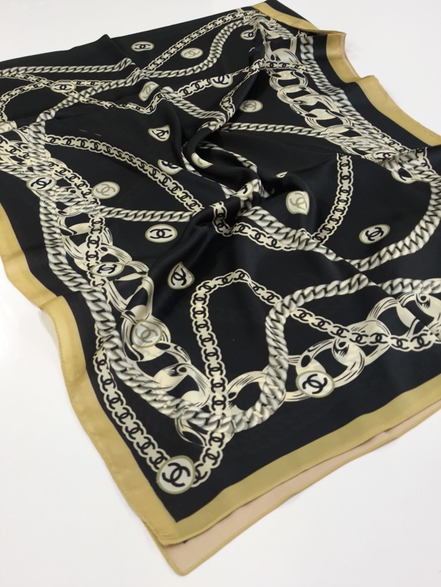 VUAL İPEK ŞAL ZİNCİR LOGOLU  GOLD SİYAH