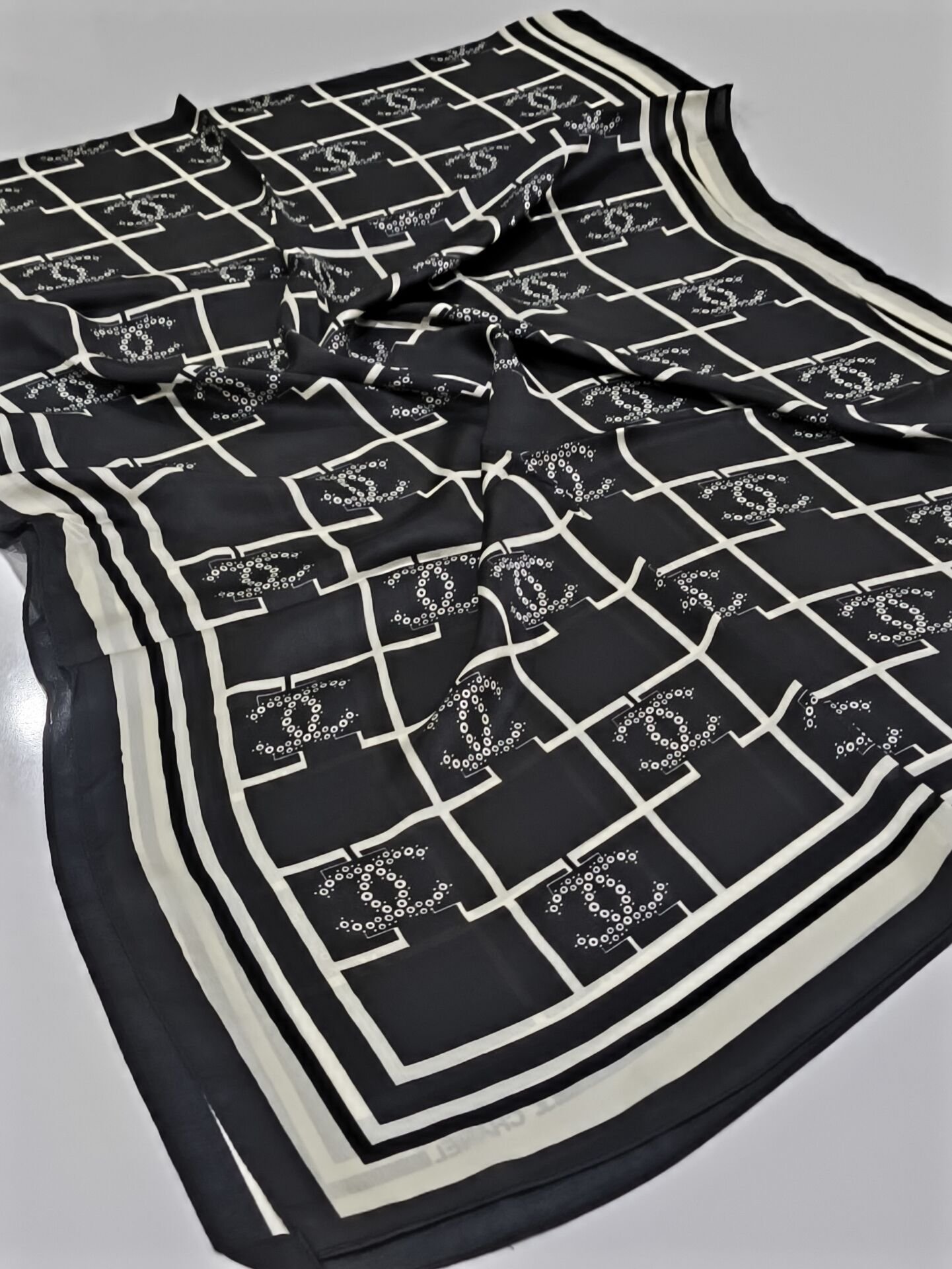 VUAL İPEK ŞAL KARE LOGOLU  SİYAH KIRIK BEYAZ