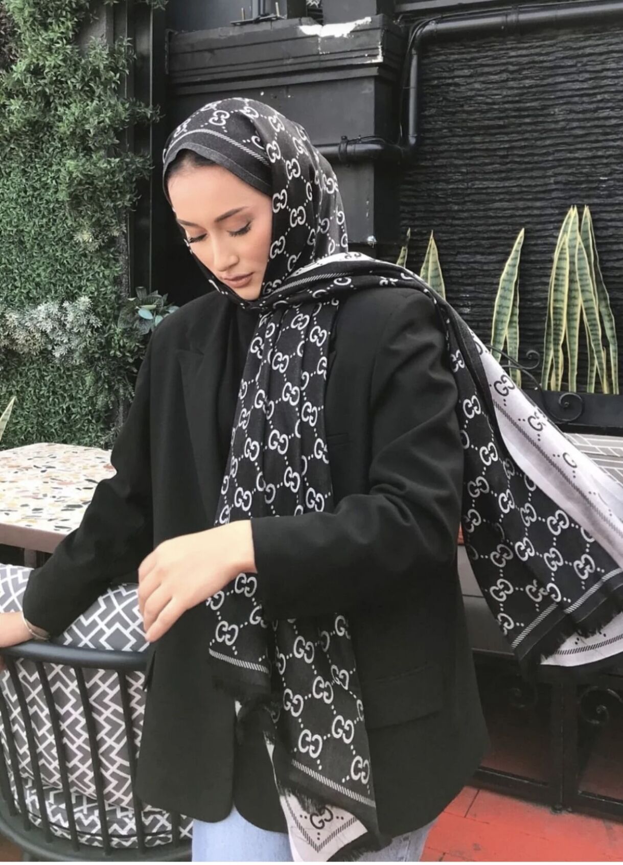 GUCCİ ÇİFT TARAFLI PAMUK JAKARLI ŞAL SİYAH GRİ