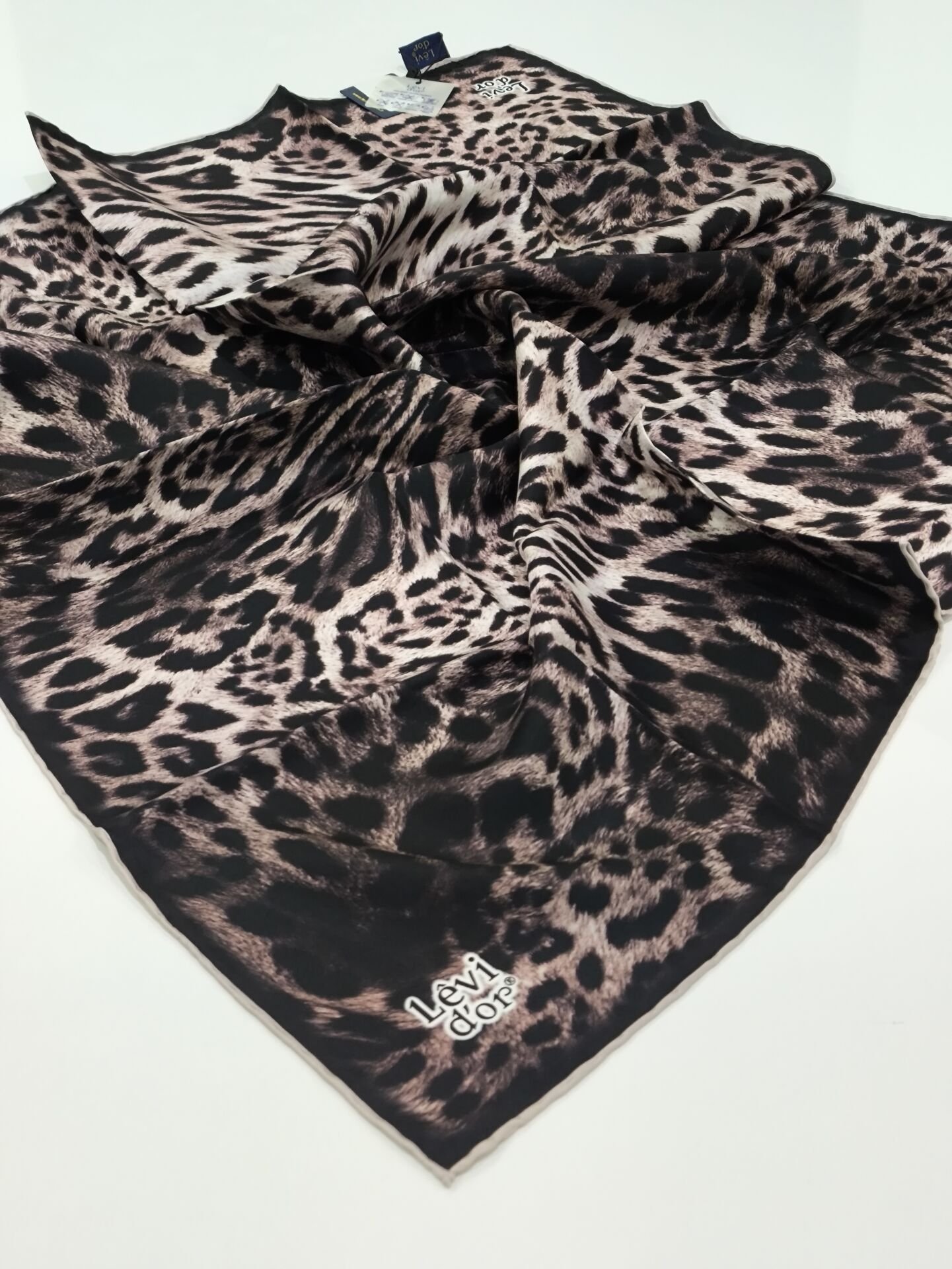 LEVİDOR TİVİL İPEK EŞARP LEOPAR DESEN SİYAH PUDRA 3636-1