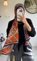 BURBERRY  VUAL İPEK ŞAL YAZILI DESEN LACİVERT TURUNCU