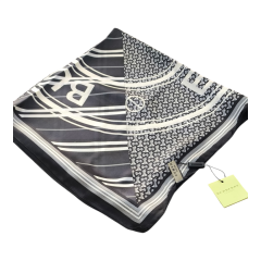 BURBERRY  VUAL İPEK ŞAL YAZILI DESEN SİYAH KIRIK BEYAZ GRİ