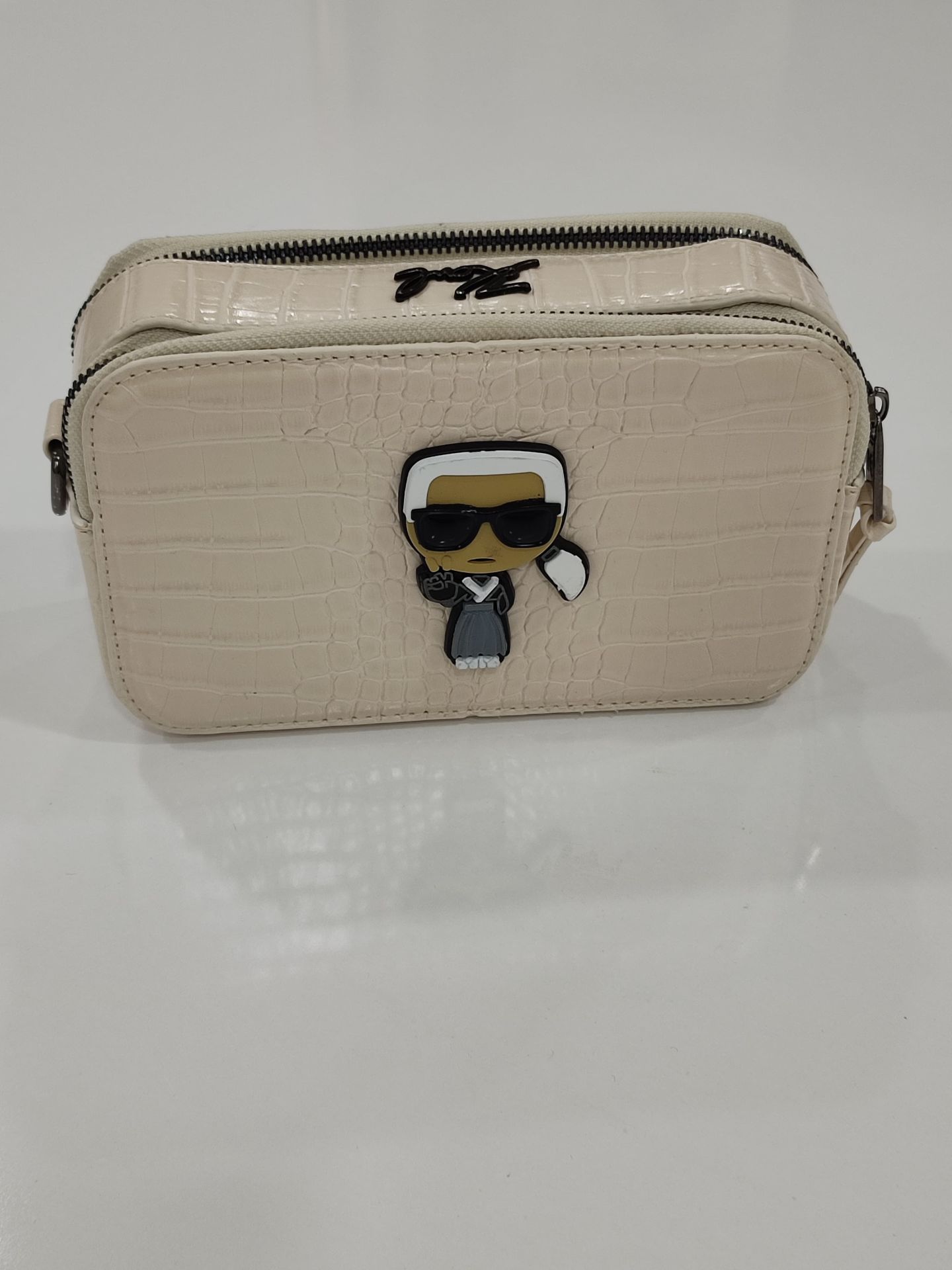 KARL KUTU MODEL ÇANTA EMOJİLİ KENDİNDEN DESENLİ KREM