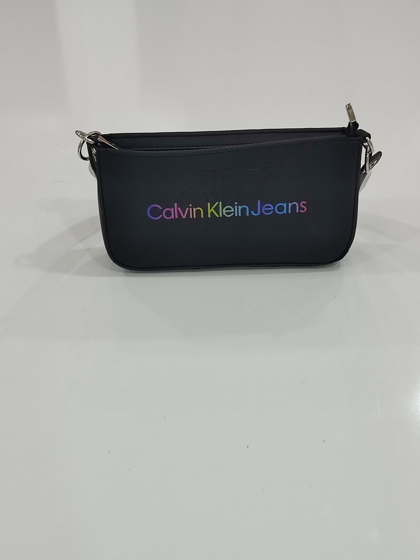 CALVİN KLEİN JEANS KAYIK MODEL  ÇANTA SİYAH RENKLİ BASKILI