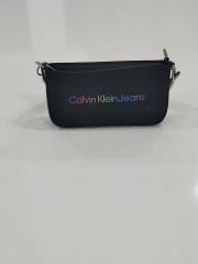 CALVİN KLEİN JEANS KAYIK MODEL  ÇANTA SİYAH RENKLİ BASKILI