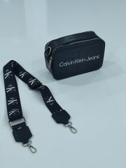 CALVİN KLEİN JEANS KUTU MODEL ÇANTA SİYAH